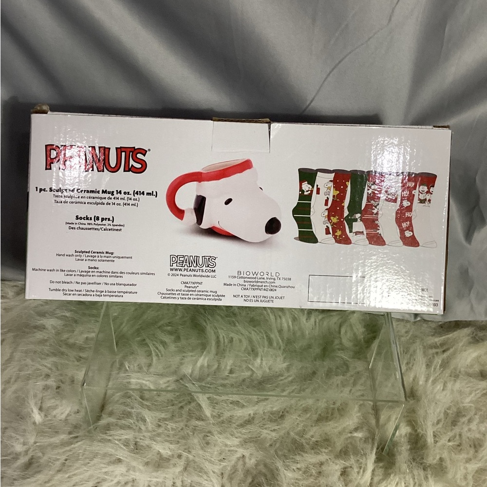 Bioworld Peanuts Snoopy 14oz Sculpted Mug & 8 Pair Crew Socks Christmas Gift Set - Picture 5 of 13